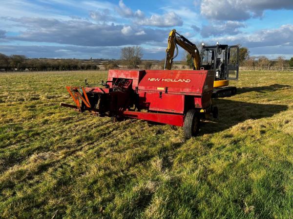New Holland 376 Bailer